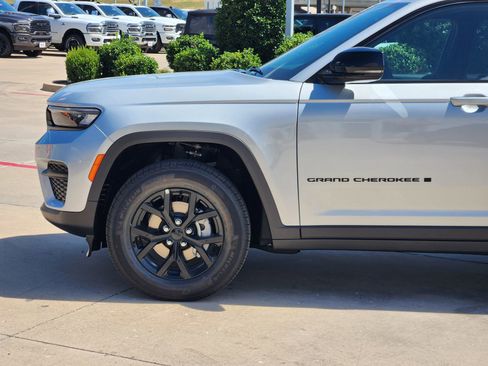 New 2025 Jeep Grand Cherokee Altitude image 8