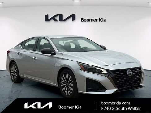 Used 2024 Nissan Altima 2.5 SV FWD image 3
