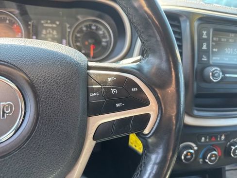 Used 2018 Jeep Cherokee Latitude w/ Altitude Package FWD image 21