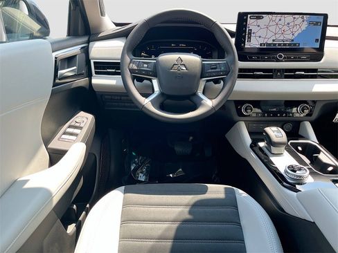 New 2025 Mitsubishi Outlander SE image 24