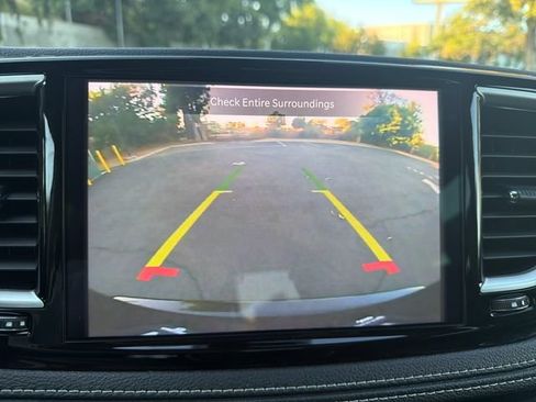 Used 2023 Chrysler Pacifica Touring-L FWD image 16