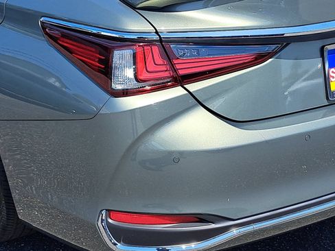 Used 2025 Lexus ES 300h Ultra Luxury w/ Accessory Package (Z2) FWD image 37