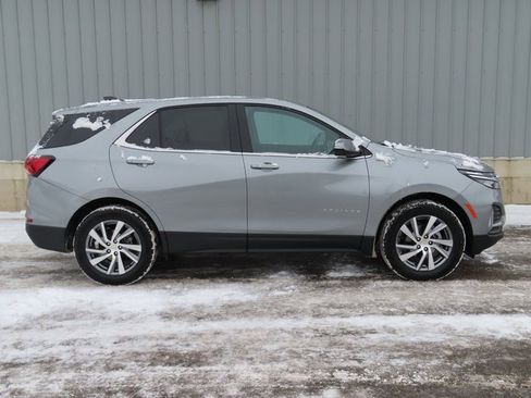 Used 2023 Chevrolet Equinox LT image 2