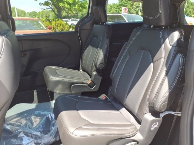 New 2027 Chrysler Pacifica Select FWD image 11
