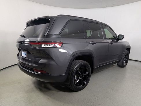 Used 2024 Jeep Grand Cherokee Altitude image 8