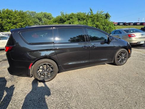 Used 2023 Chrysler Pacifica Touring-L w/ S Appearance Package FWD image 8