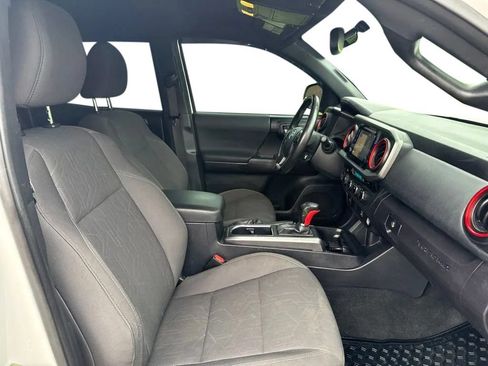 Used 2017 Toyota Tacoma TRD Sport AWD/4WD image 14