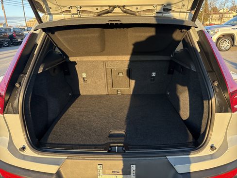 Used 2025 Volvo XC40 B5 Core image 5