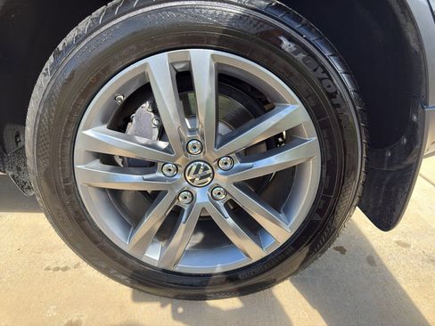 Used 2016 Volkswagen Touareg TDI image 20