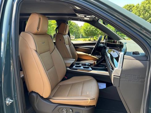 Used 2025 Cadillac Escalade Premium Luxury RWD image 59