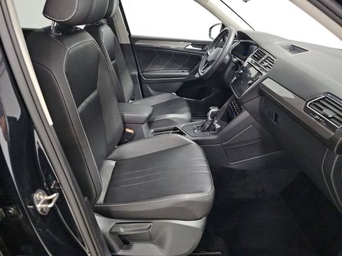 Used 2022 Volkswagen Tiguan SE w/ Panoramic Sunroof Package FWD image 6