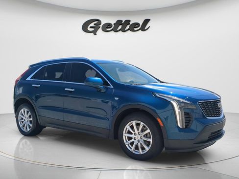 Used 2019 Cadillac XT4 Luxury w/ Cold Weather Package FWD image 3