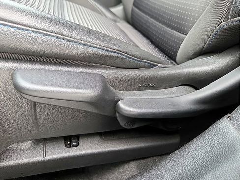 Used 2025 Chevrolet Trax LT FWD image 17