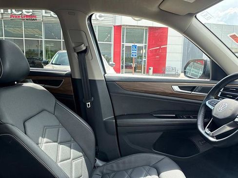 Used 2025 Volkswagen Atlas SE FWD image 10