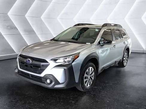 Used 2025 Subaru Outback Premium image 3