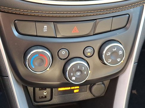 Used 2022 Chevrolet Trax LT w/ LT Convenience Package image 16