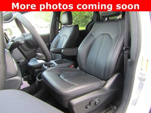 Used 2026 Chrysler Pacifica Select FWD image 9