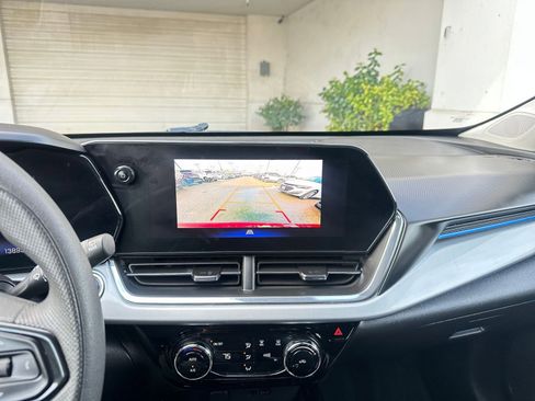 Used 2025 Chevrolet Trax LT image 17