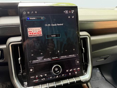Used 2025 GMC Yukon Denali AWD/4WD image 34