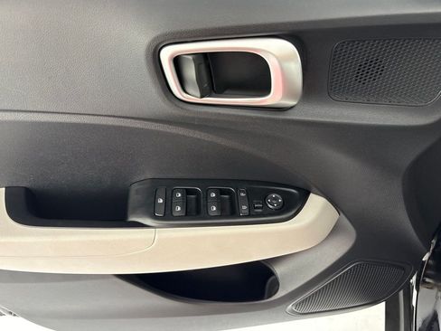 Used 2025 Hyundai Venue SEL FWD image 13