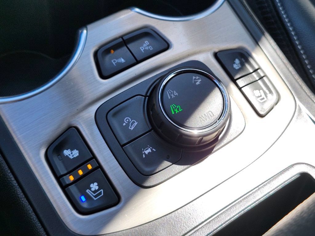 Used 2024 GMC Terrain Denali w/ Denali Premium Package AWD/4WD image 25