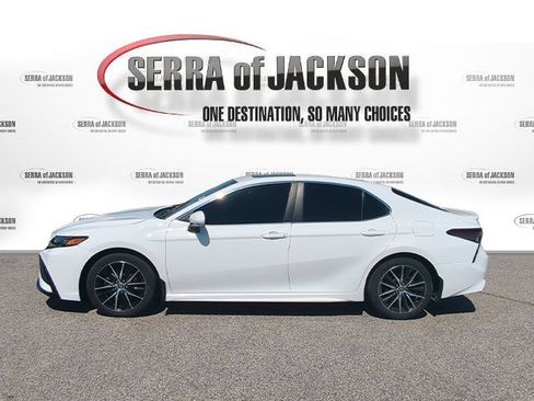 Used 2023 Toyota Camry SE w/ Cold Weather Package FWD image 5