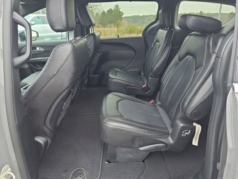 Used 2025 Chrysler Pacifica Select image 23