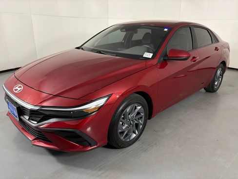 Used 2024 Hyundai Elantra Blue image 4