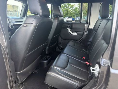 Used 2016 Jeep Wrangler Unlimited Sahara w/ Connectivity Group AWD/4WD image 13