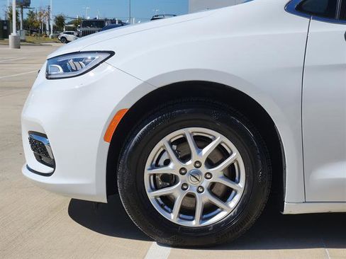 Used 2024 Chrysler Pacifica Touring-L image 6