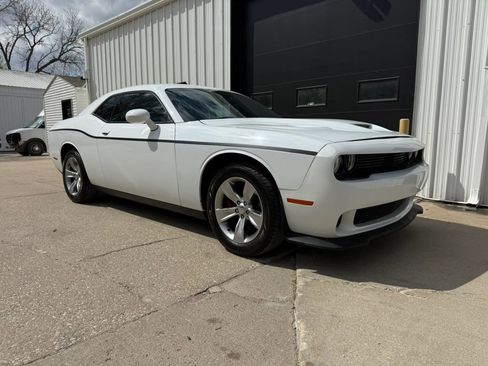 Used 2015 Dodge Challenger SXT w/ Driver Convenience Group RWD image 2