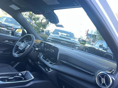 Used 2025 Chevrolet Equinox LT image 28