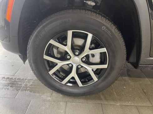 Used 2025 Jeep Grand Cherokee Limited w/ Luxury Tech Group II image 36