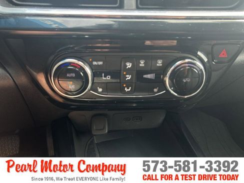 Used 2024 Chevrolet Trax RS w/ Sunroof Package FWD image 17