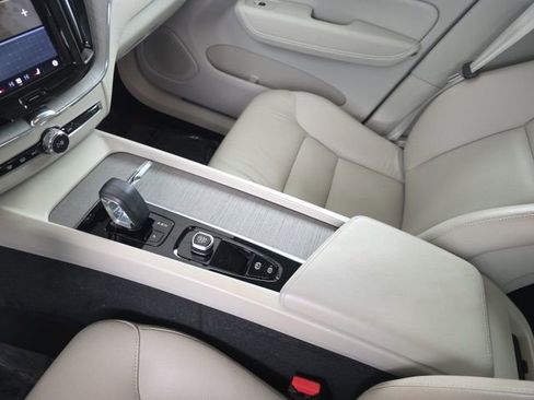 Used 2023 Volvo XC60 B5 Plus image 29
