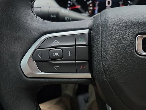 Certified 2025 Jeep Compass Latitude image 24