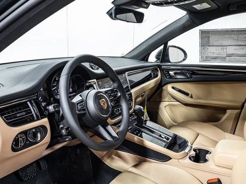 New 2025 Porsche Macan image 4