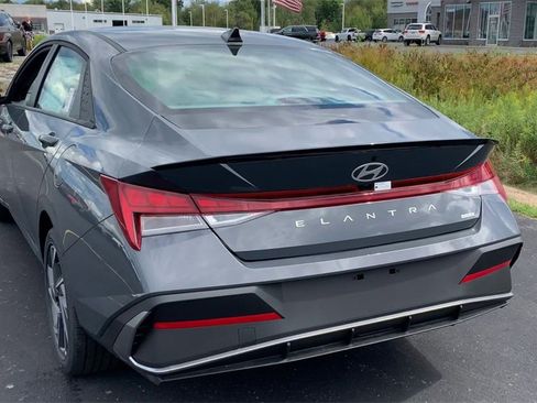 New 2025 Hyundai Elantra SEL image 2