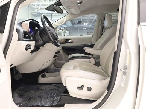Used 2019 Chrysler Pacifica Touring-L Plus w/ Tire & Wheel Group FWD image 12