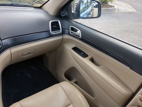 Used 2020 Jeep Grand Cherokee Limited w/ Luxury Group II image 17