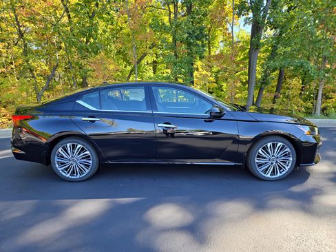 New 2025 Nissan Altima 2.5 SL image 2