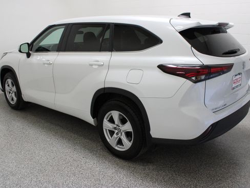 Used 2025 Toyota Highlander LE AWD/4WD image 9