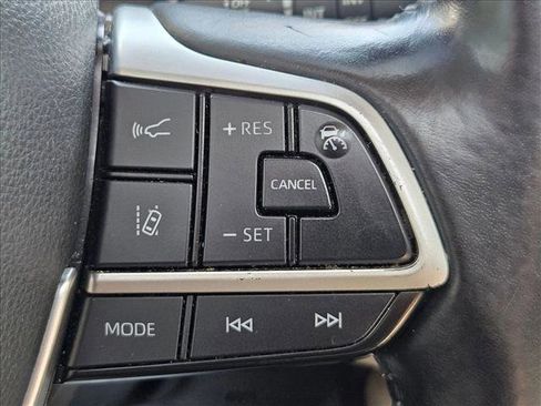 Used 2022 Toyota Highlander XLE image 16