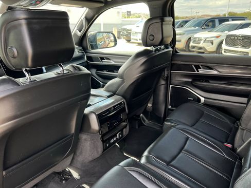 Used 2023 Jeep Wagoneer L Series II image 19