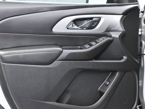 Used 2021 Chevrolet Traverse LT image 15