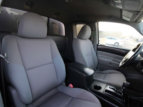 Used 2015 Toyota Tacoma PreRunner image 4