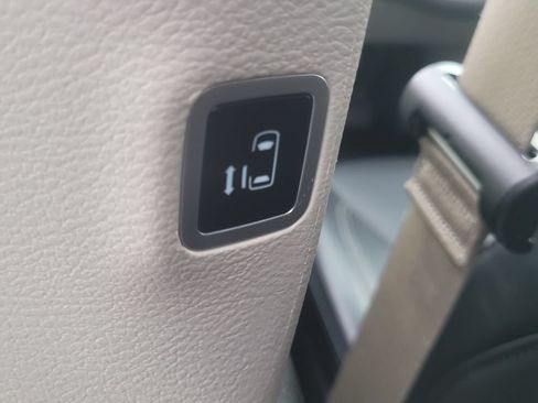 Used 2023 Chrysler Pacifica Touring-L FWD image 12