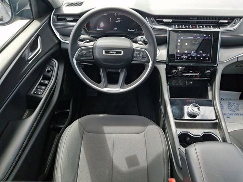 Used 2024 Jeep Grand Cherokee Laredo X AWD/4WD image 12