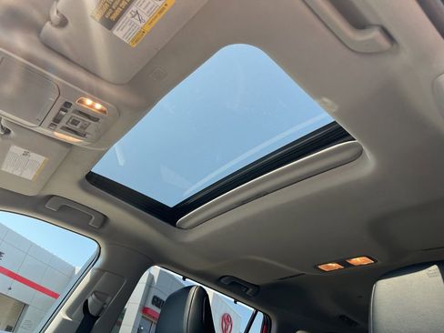 Used 2022 Toyota Highlander XLE AWD/4WD image 16