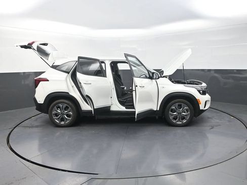 Used 2024 Kia Seltos LX AWD/4WD image 36